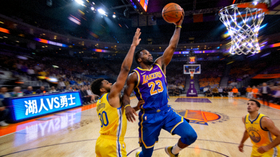 NBA湖人队与勇士队篮球比赛直播画面 - 球员在球场投篮瞬间